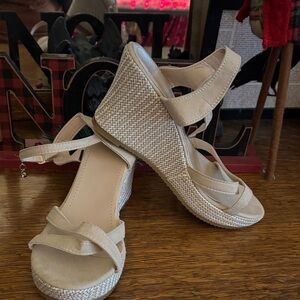 Elegant Cream Wedge Sandals 5.5 women's